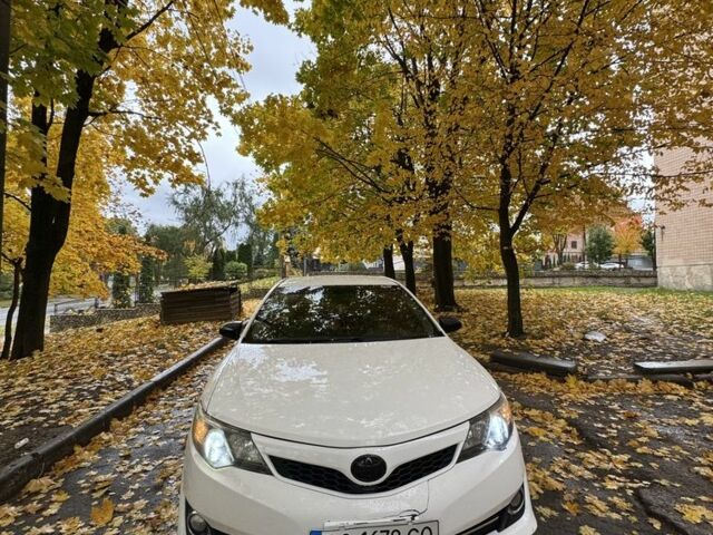 Белый Тойота Камри, объемом двигателя 2.5 л и пробегом 240 тыс. км за 9999 $, фото 1 на Automoto.ua