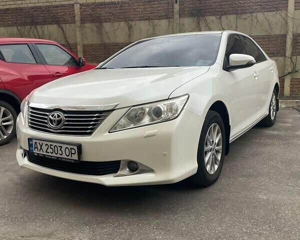 Белый Тойота Камри, объемом двигателя 2.49 л и пробегом 230 тыс. км за 12000 $, фото 1 на Automoto.ua