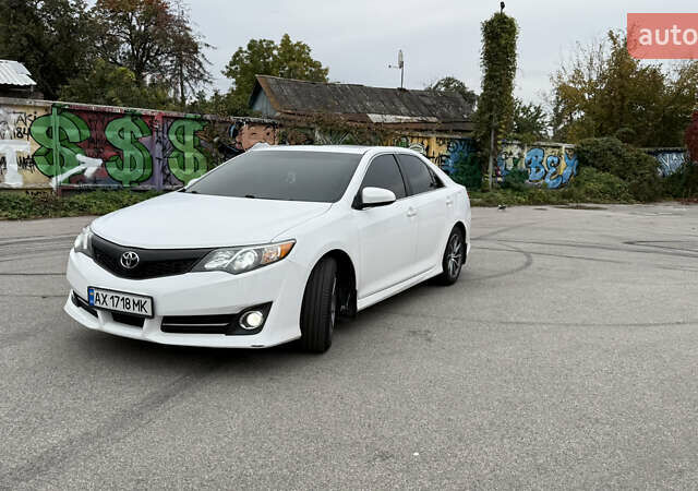 Білий Тойота Камрі, об'ємом двигуна 2.5 л та пробігом 192 тис. км за 12000 $, фото 1 на Automoto.ua