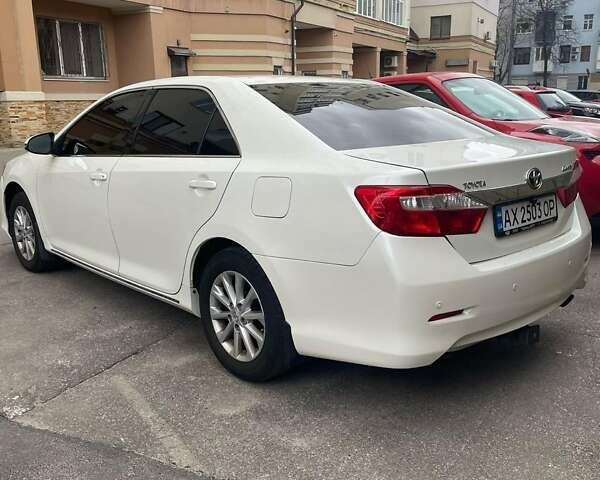 Белый Тойота Камри, объемом двигателя 2.49 л и пробегом 230 тыс. км за 12000 $, фото 2 на Automoto.ua