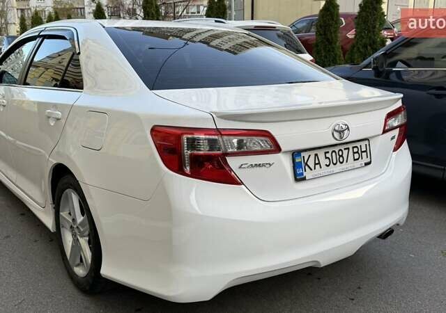 Белый Тойота Камри, объемом двигателя 2.49 л и пробегом 225 тыс. км за 12300 $, фото 3 на Automoto.ua