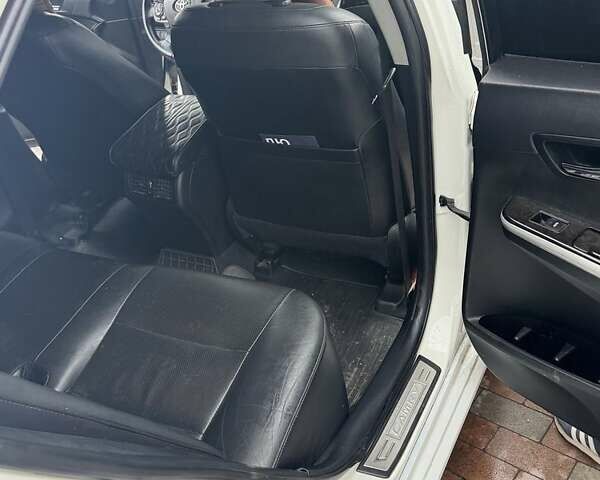 Белый Тойота Камри, объемом двигателя 2.5 л и пробегом 206 тыс. км за 12000 $, фото 5 на Automoto.ua