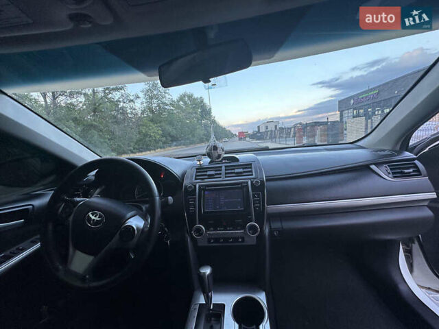 Белый Тойота Камри, объемом двигателя 2.5 л и пробегом 198 тыс. км за 10500 $, фото 3 на Automoto.ua