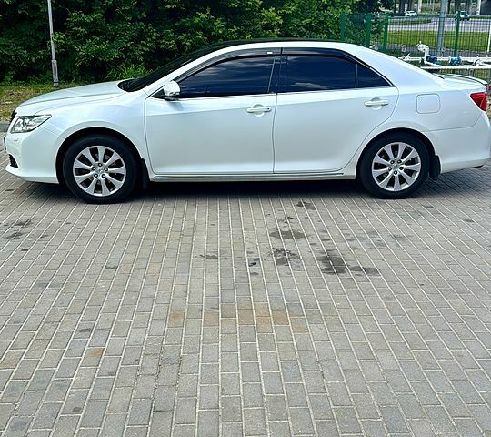 Білий Тойота Камрі, об'ємом двигуна 2.5 л та пробігом 166 тис. км за 15000 $, фото 1 на Automoto.ua
