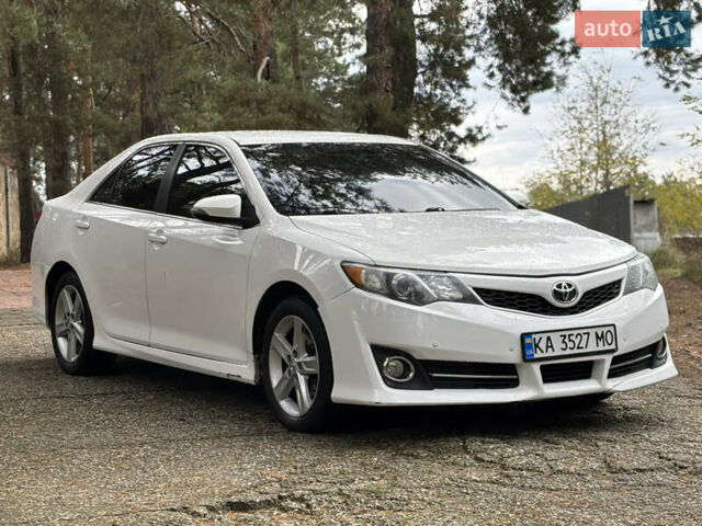 Белый Тойота Камри, объемом двигателя 2.5 л и пробегом 260 тыс. км за 10900 $, фото 2 на Automoto.ua