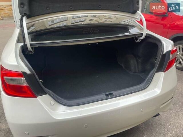 Белый Тойота Камри, объемом двигателя 2.49 л и пробегом 230 тыс. км за 12000 $, фото 3 на Automoto.ua