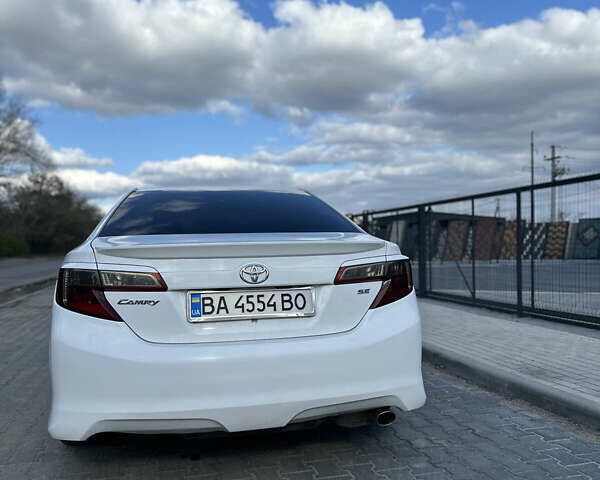 Белый Тойота Камри, объемом двигателя 2.5 л и пробегом 198 тыс. км за 10500 $, фото 2 на Automoto.ua