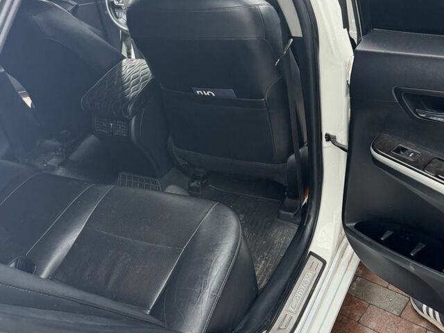 Белый Тойота Камри, объемом двигателя 2.5 л и пробегом 206 тыс. км за 12000 $, фото 6 на Automoto.ua