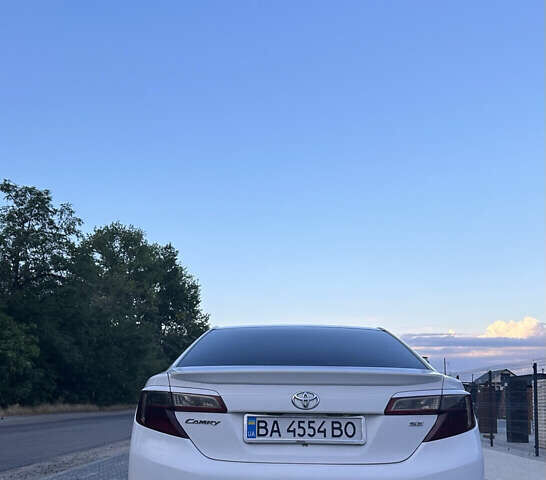 Белый Тойота Камри, объемом двигателя 2.5 л и пробегом 198 тыс. км за 10500 $, фото 6 на Automoto.ua