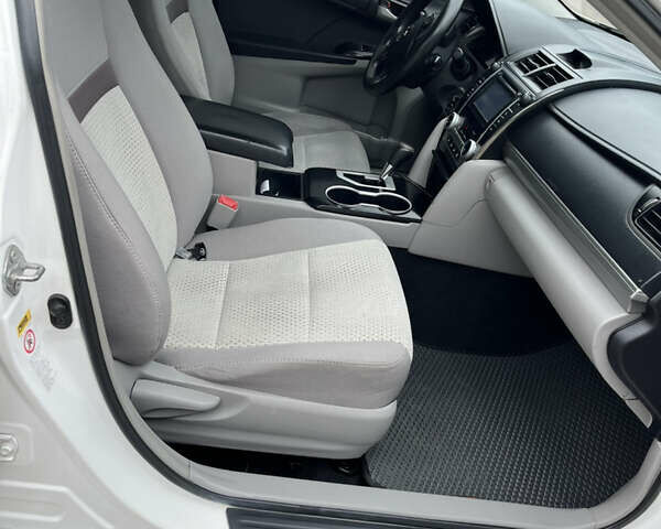 Белый Тойота Камри, объемом двигателя 2.4 л и пробегом 297 тыс. км за 10000 $, фото 24 на Automoto.ua