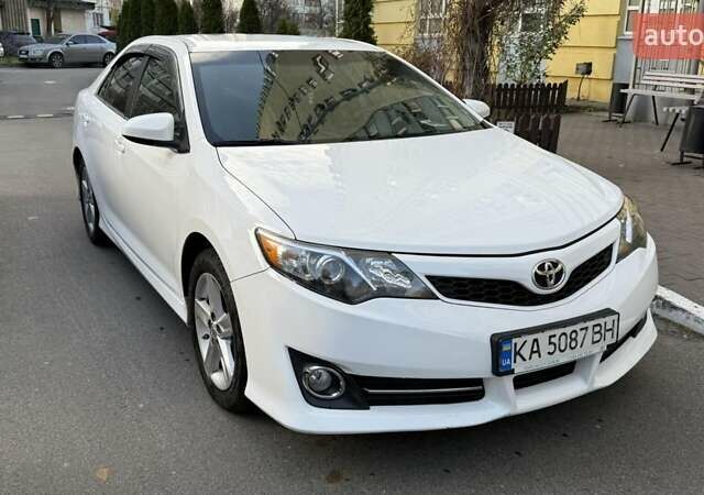 Белый Тойота Камри, объемом двигателя 2.49 л и пробегом 225 тыс. км за 12300 $, фото 2 на Automoto.ua