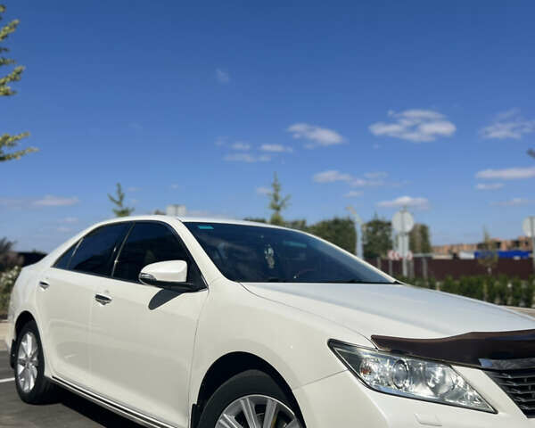 Белый Тойота Камри, объемом двигателя 2.5 л и пробегом 215 тыс. км за 16500 $, фото 1 на Automoto.ua