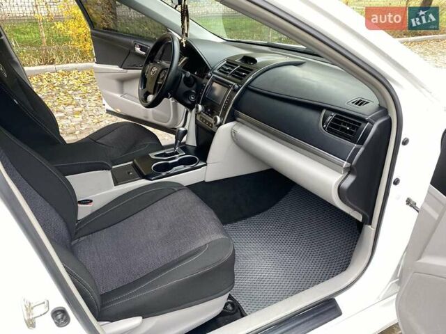 Белый Тойота Камри, объемом двигателя 2.5 л и пробегом 188 тыс. км за 10900 $, фото 26 на Automoto.ua