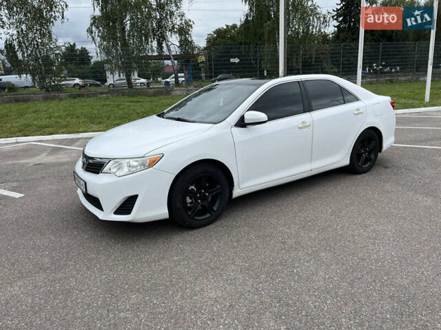 Белый Тойота Камри, объемом двигателя 2.4 л и пробегом 297 тыс. км за 10000 $, фото 2 на Automoto.ua