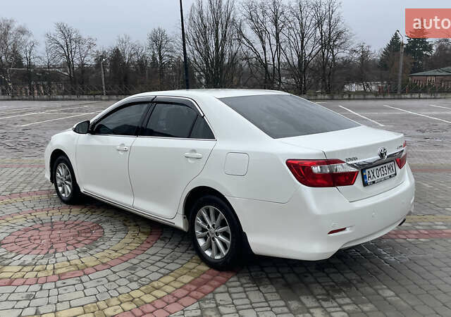 Белый Тойота Камри, объемом двигателя 2.5 л и пробегом 205 тыс. км за 14500 $, фото 2 на Automoto.ua