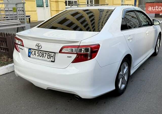 Белый Тойота Камри, объемом двигателя 2.49 л и пробегом 225 тыс. км за 12300 $, фото 1 на Automoto.ua