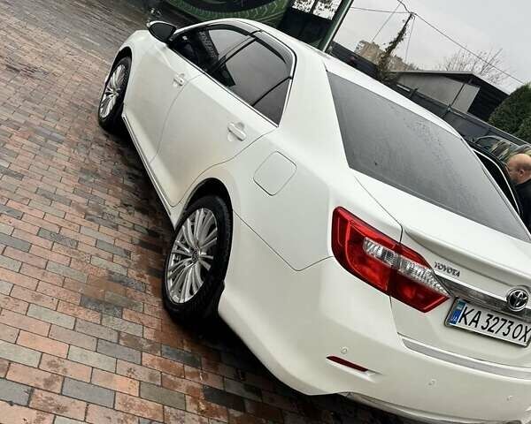 Белый Тойота Камри, объемом двигателя 2.5 л и пробегом 206 тыс. км за 12000 $, фото 1 на Automoto.ua