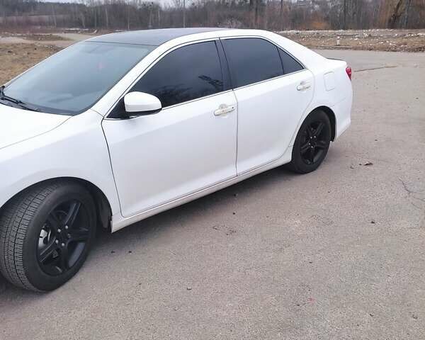 Белый Тойота Камри, объемом двигателя 2.4 л и пробегом 297 тыс. км за 10000 $, фото 4 на Automoto.ua