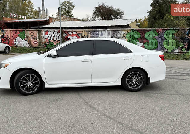 Білий Тойота Камрі, об'ємом двигуна 2.5 л та пробігом 192 тис. км за 12000 $, фото 2 на Automoto.ua