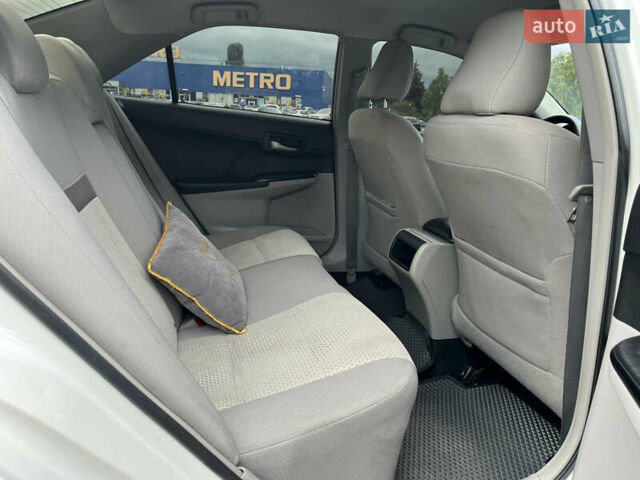 Белый Тойота Камри, объемом двигателя 2.4 л и пробегом 297 тыс. км за 10000 $, фото 22 на Automoto.ua