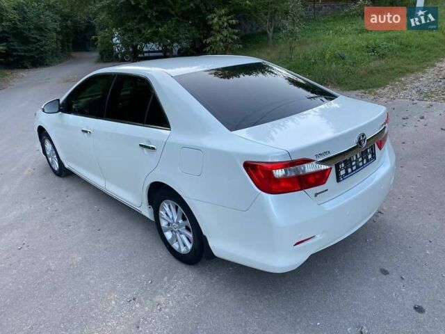 Белый Тойота Камри, объемом двигателя 2.5 л и пробегом 147 тыс. км за 15250 $, фото 1 на Automoto.ua