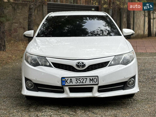 Белый Тойота Камри, объемом двигателя 2.5 л и пробегом 260 тыс. км за 10900 $, фото 1 на Automoto.ua