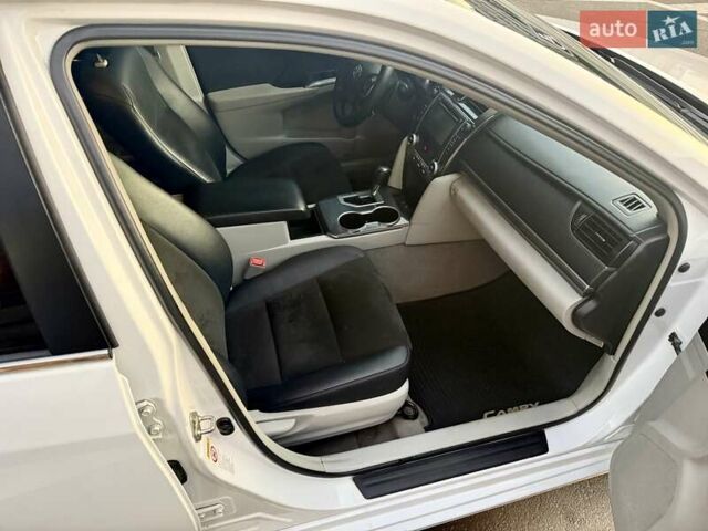 Белый Тойота Камри, объемом двигателя 2.5 л и пробегом 250 тыс. км за 11000 $, фото 14 на Automoto.ua