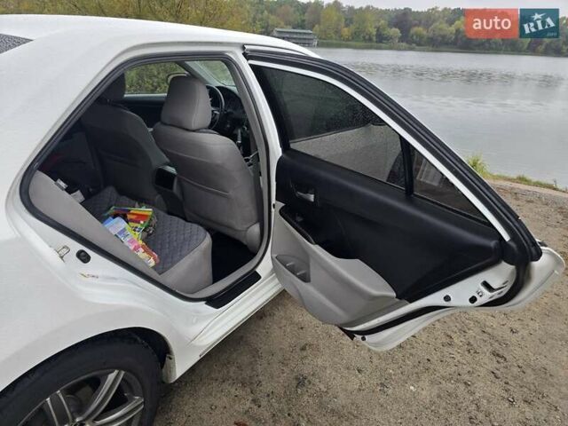 Белый Тойота Камри, объемом двигателя 2.5 л и пробегом 242 тыс. км за 10700 $, фото 12 на Automoto.ua