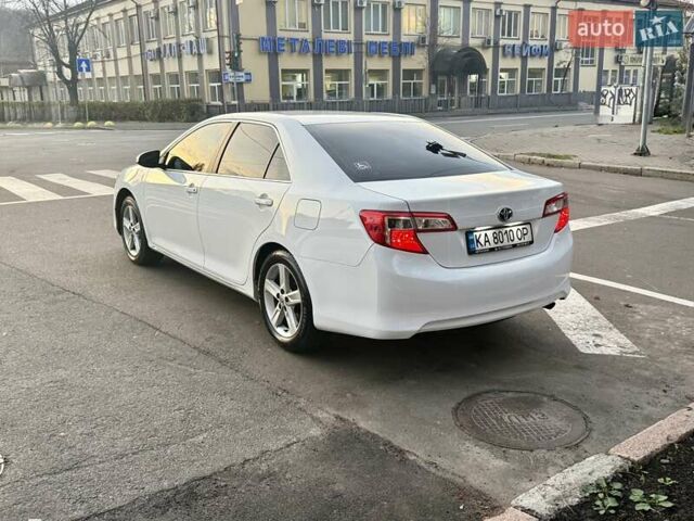Белый Тойота Камри, объемом двигателя 2.5 л и пробегом 250 тыс. км за 11000 $, фото 3 на Automoto.ua
