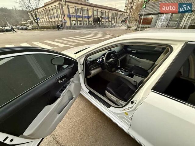 Белый Тойота Камри, объемом двигателя 2.5 л и пробегом 250 тыс. км за 11000 $, фото 9 на Automoto.ua