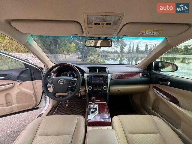 Белый Тойота Камри, объемом двигателя 2.5 л и пробегом 250 тыс. км за 13990 $, фото 1 на Automoto.ua