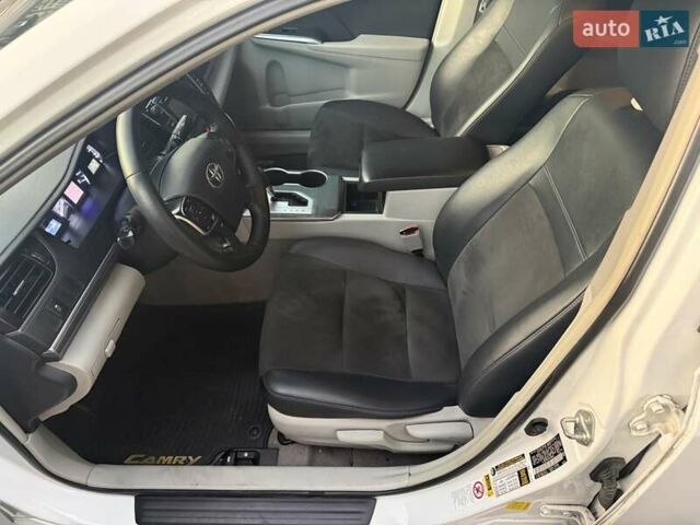 Белый Тойота Камри, объемом двигателя 2.5 л и пробегом 250 тыс. км за 11000 $, фото 10 на Automoto.ua
