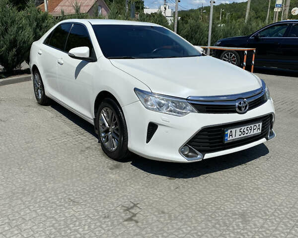 Тойота Камри 2014 в Полтаве на Automoto.ua Белый Тойота Камри, объемом двигателя 2.49 л и пробегом 203 тыс. км за 15800 $, фото 3 на Automoto.ua