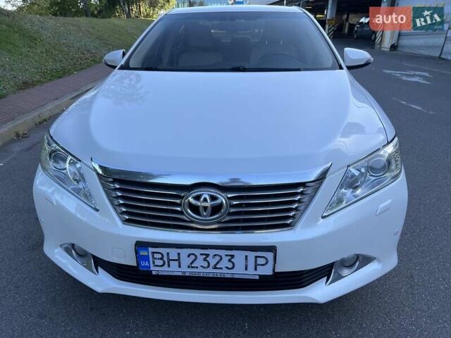 Белый Тойота Камри, объемом двигателя 2.49 л и пробегом 180 тыс. км за 15500 $, фото 2 на Automoto.ua