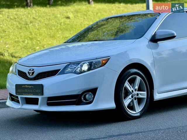 Білий Тойота Камрі, об'ємом двигуна 2.5 л та пробігом 247 тис. км за 10650 $, фото 8 на Automoto.ua