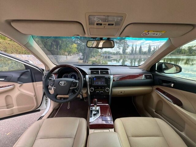 Белый Тойота Камри, объемом двигателя 2.5 л и пробегом 250 тыс. км за 13990 $, фото 2 на Automoto.ua