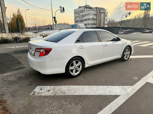 Белый Тойота Камри, объемом двигателя 2.5 л и пробегом 250 тыс. км за 11000 $, фото 5 на Automoto.ua