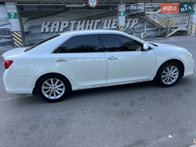 Белый Тойота Камри, объемом двигателя 2.49 л и пробегом 180 тыс. км за 15500 $, фото 5 на Automoto.ua