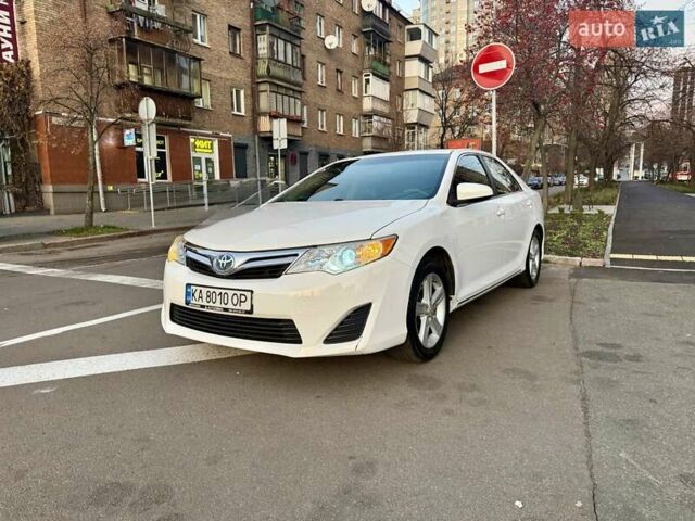 Белый Тойота Камри, объемом двигателя 2.5 л и пробегом 250 тыс. км за 11000 $, фото 1 на Automoto.ua