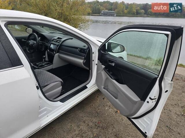Белый Тойота Камри, объемом двигателя 2.5 л и пробегом 242 тыс. км за 10700 $, фото 13 на Automoto.ua