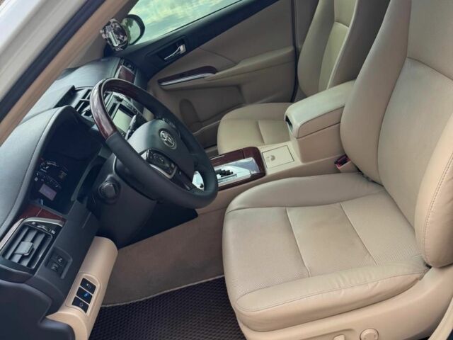 Белый Тойота Камри, объемом двигателя 2.5 л и пробегом 250 тыс. км за 13990 $, фото 4 на Automoto.ua