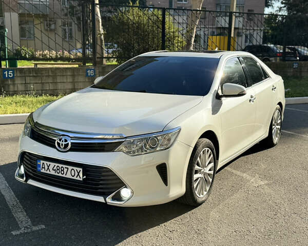 Белый Тойота Камри, объемом двигателя 2.49 л и пробегом 163 тыс. км за 18700 $, фото 1 на Automoto.ua