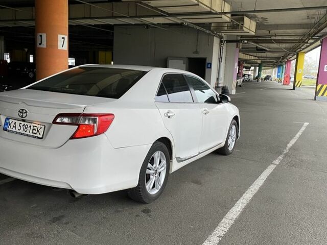 Белый Тойота Камри, объемом двигателя 2.5 л и пробегом 199 тыс. км за 7650 $, фото 1 на Automoto.ua