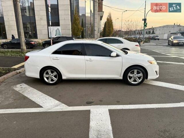 Белый Тойота Камри, объемом двигателя 2.5 л и пробегом 250 тыс. км за 11000 $, фото 6 на Automoto.ua