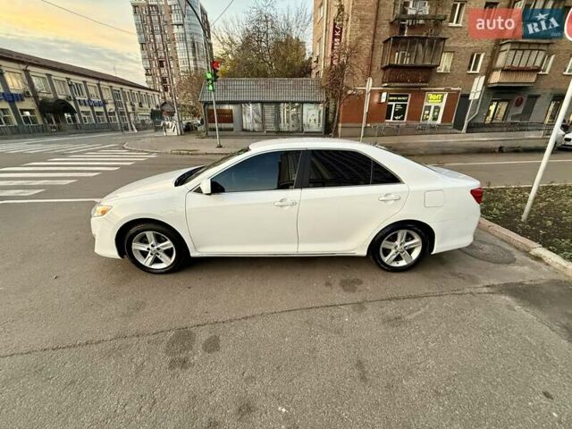 Белый Тойота Камри, объемом двигателя 2.5 л и пробегом 250 тыс. км за 11000 $, фото 2 на Automoto.ua