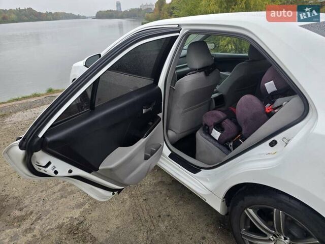 Белый Тойота Камри, объемом двигателя 2.5 л и пробегом 242 тыс. км за 10700 $, фото 11 на Automoto.ua