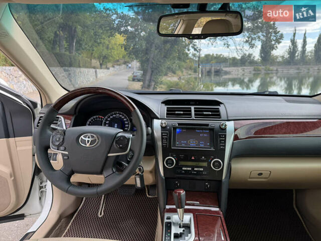 Белый Тойота Камри, объемом двигателя 2.49 л и пробегом 297 тыс. км за 14400 $, фото 4 на Automoto.ua