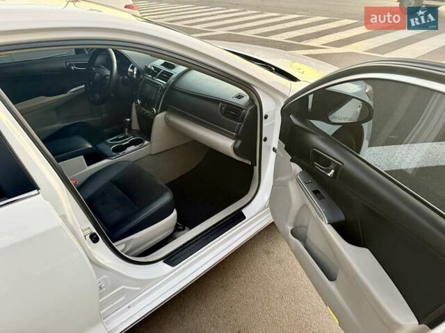 Белый Тойота Камри, объемом двигателя 2.5 л и пробегом 250 тыс. км за 11000 $, фото 13 на Automoto.ua