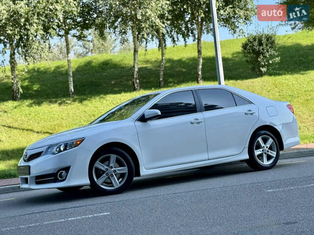 Білий Тойота Камрі, об'ємом двигуна 2.5 л та пробігом 247 тис. км за 10650 $, фото 2 на Automoto.ua