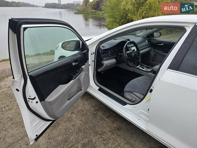 Белый Тойота Камри, объемом двигателя 2.5 л и пробегом 242 тыс. км за 10700 $, фото 10 на Automoto.ua